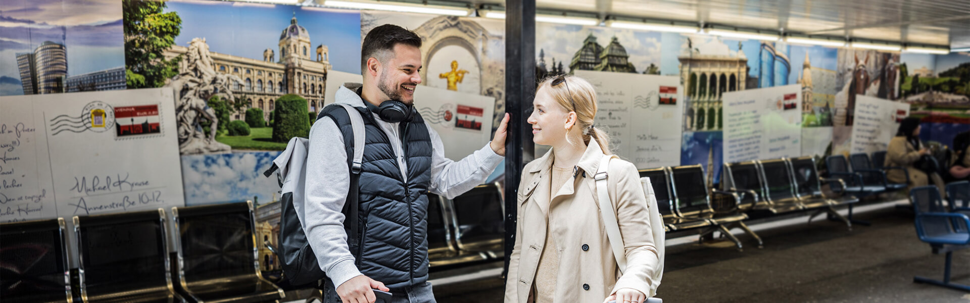 Passagiere warten auf Bus